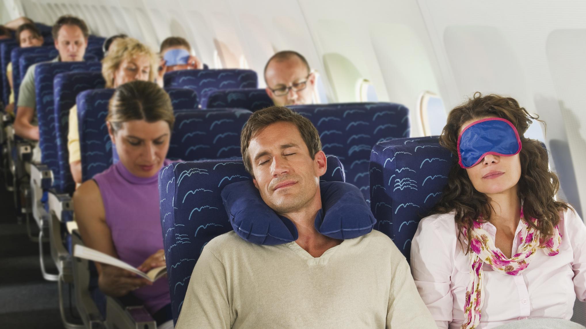 Personas durmiendo en un avión 