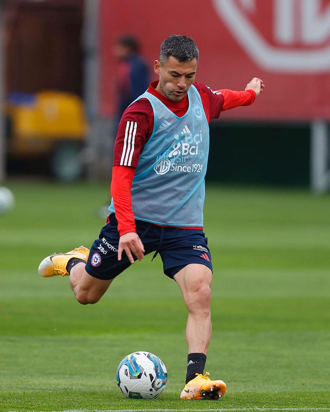 Charles Aránguiz en la primera práctica de La Roja