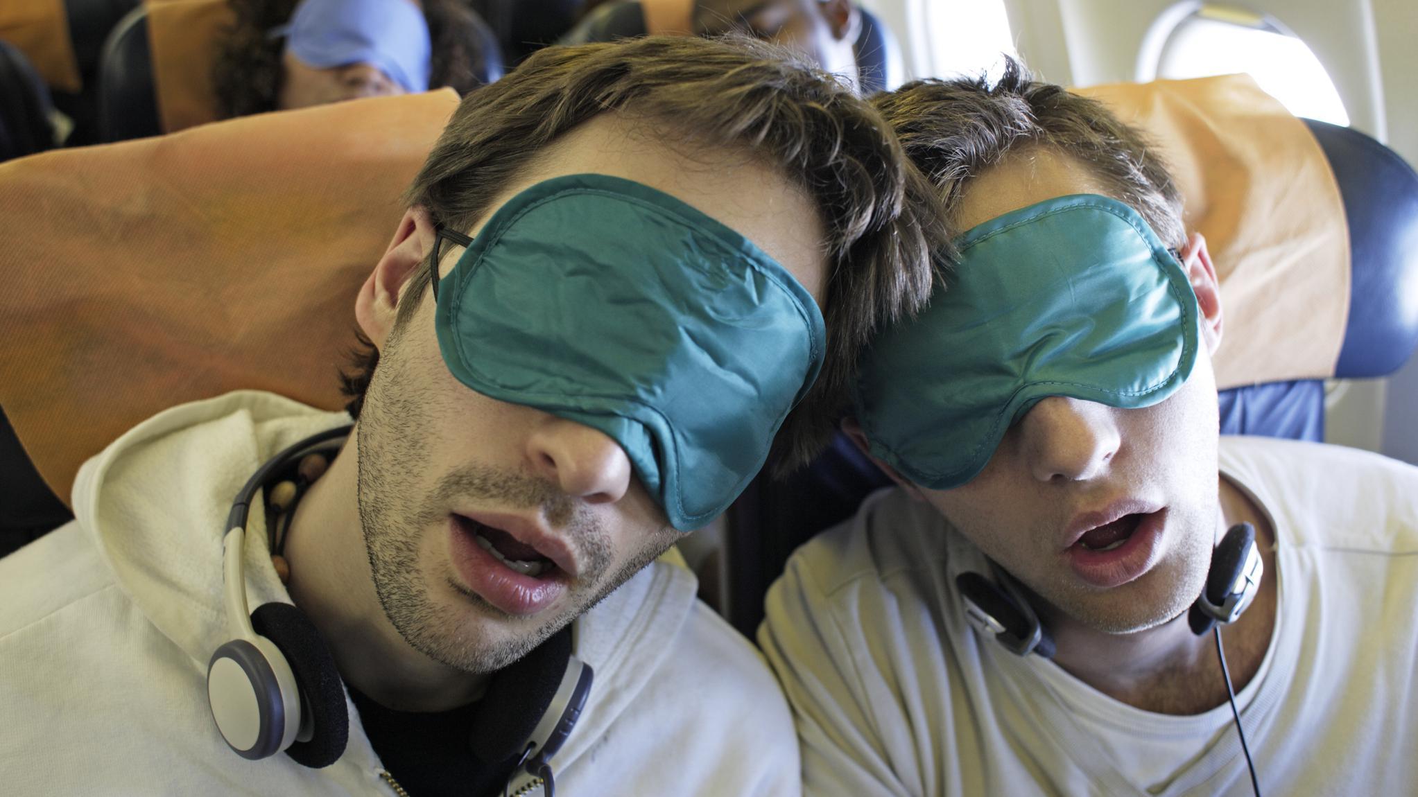 Personas durmiendo en el avión