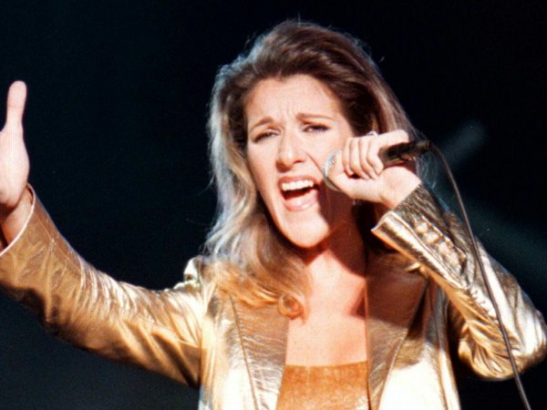 Céline Dion cantando.