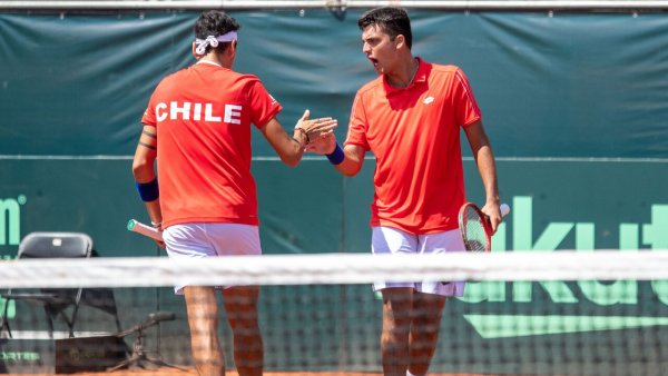 Alejandro Tabilo y Tomás Barrios jugando por Chile en Copa Davis.