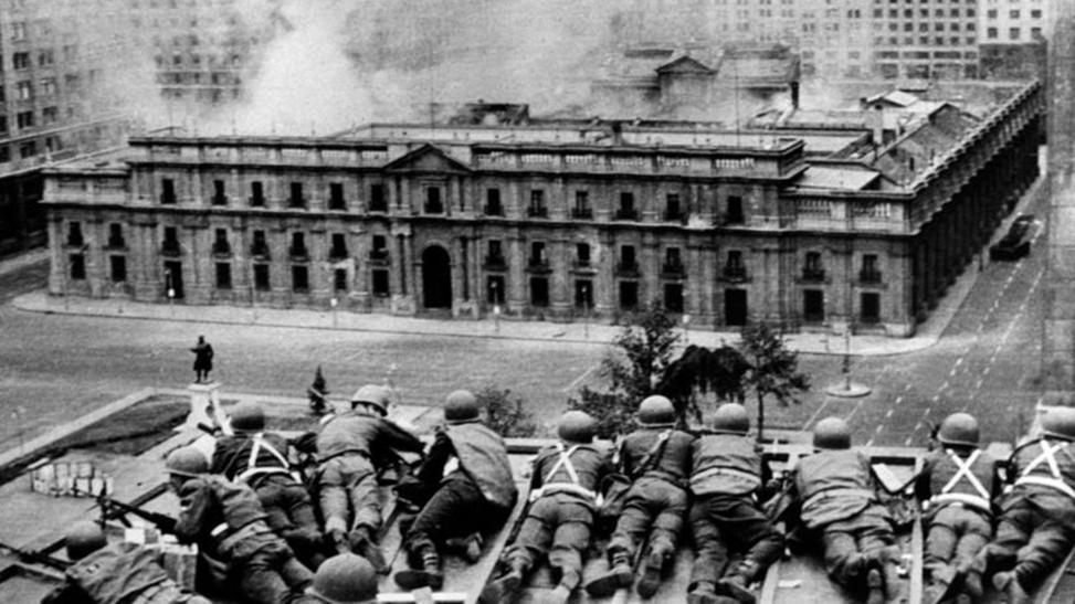 La Moneda ardiendo tras el bombardeo liderado por Augusto Pinochet que el 11 de septiembre de 1973 puso fin al gobierno del presidente Salvador Allende.