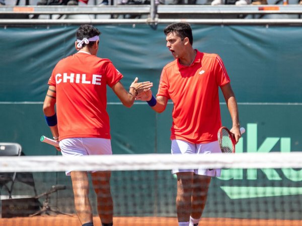 Alejandro Tabilo y Tomás Barrios jugando por Chile en Copa Davis.