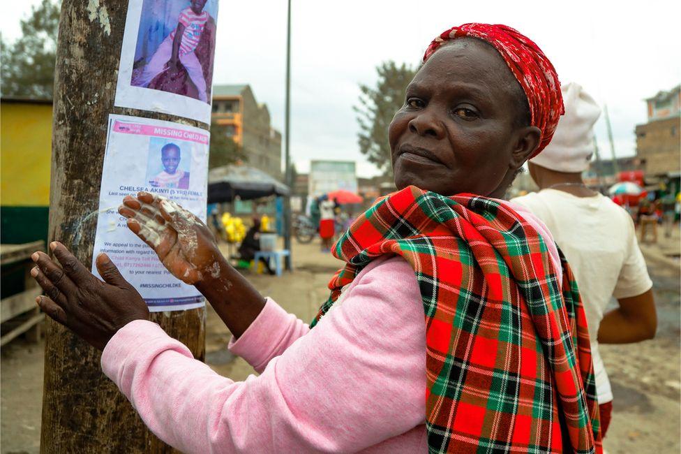 Rosemary pega un volante en un poste de Nairobi