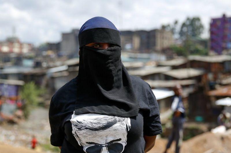 Una mujer con el rostro cubierto que ayudó a la BBC a detectar robos de bebés en Kenia