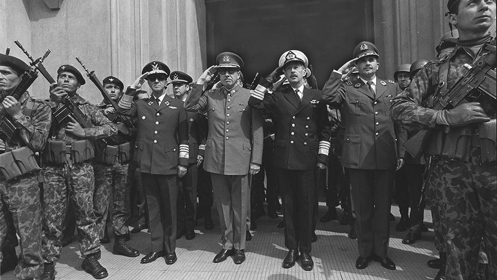 El comandante en jefe de la Fuerza Aérea General Gustavo Leigh Guzmán, del Ejército, y presidente de la Junta, General Augusto Pinochet Ugarte, el Almirante de la Armada José Toribio Merino, y el líder de Carabineros General César Mendoza saludan al final del Te Deum, tras el golpe de Estado el 11 de septiembre de 1973.