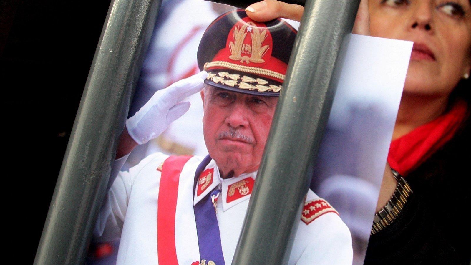 Argentina retira condecoraciones a Pinochet y a sus derechohabientes |  24horas