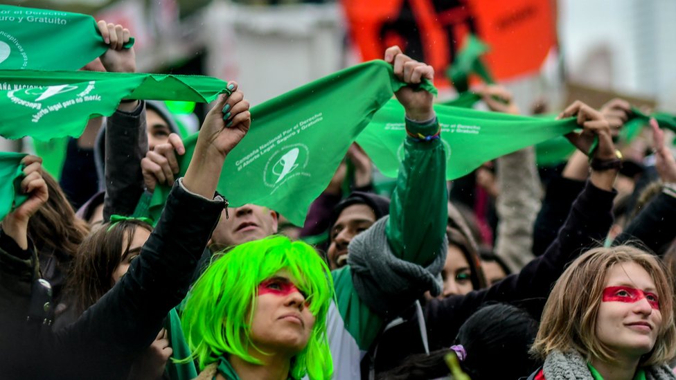 Manifestantes a favor del aborto en Argentina.