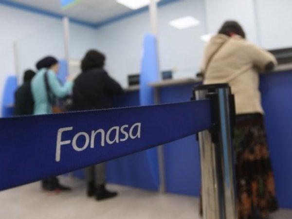 Fonasa. Oficina con personas.