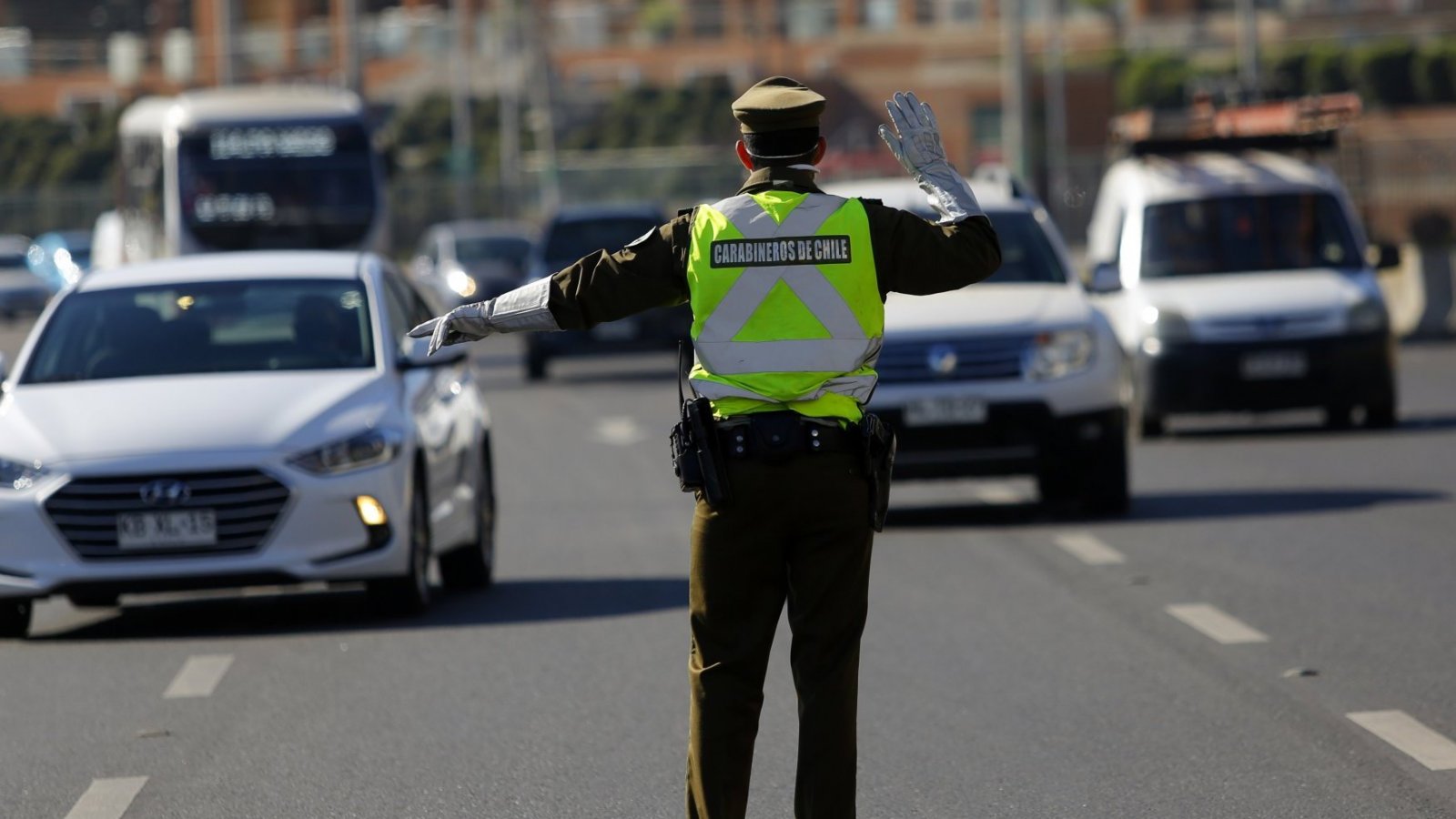 Restricción Vehicular. Carabinero controlando el tráfico. 