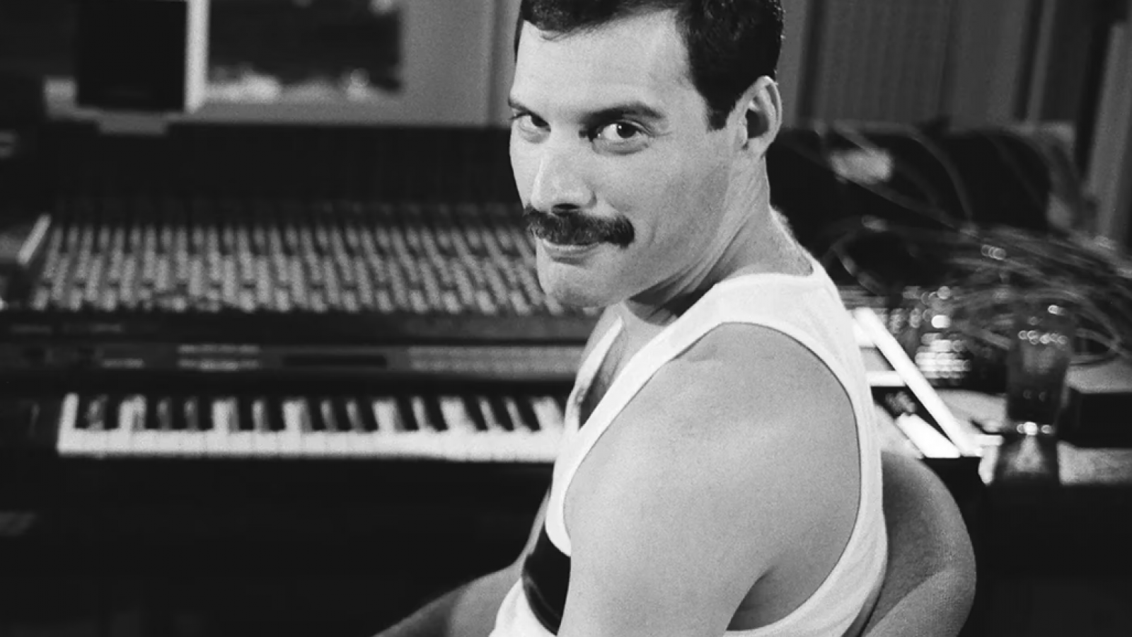 Subastan piano de Freddie Mercury por más de 2 millones de dólares | 24horas