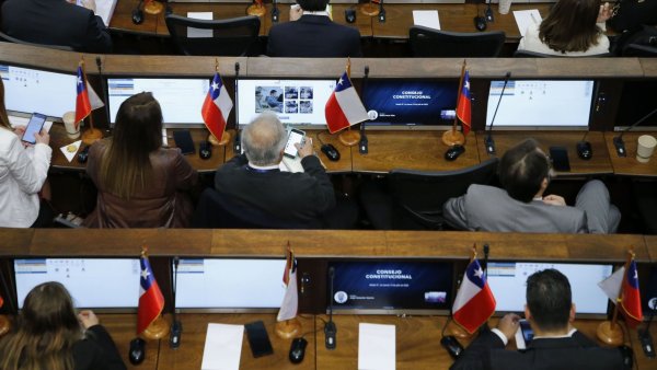 Consejeros constitucionales en sesión del Consejo Constitucional. Votaciones. Mesa de negociación.