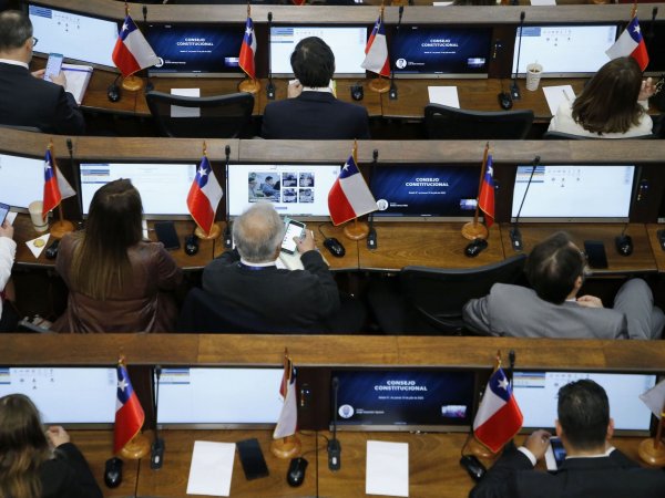 Consejeros constitucionales en sesión del Consejo Constitucional. Votaciones. Mesa de negociación.