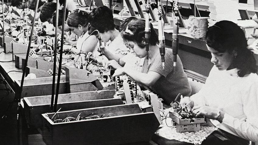 Mujeres en una fábrica en Puerto Rico 