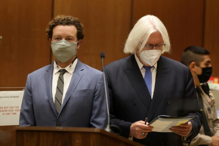 Danny Masterson en la audiencia de condena con su abogado