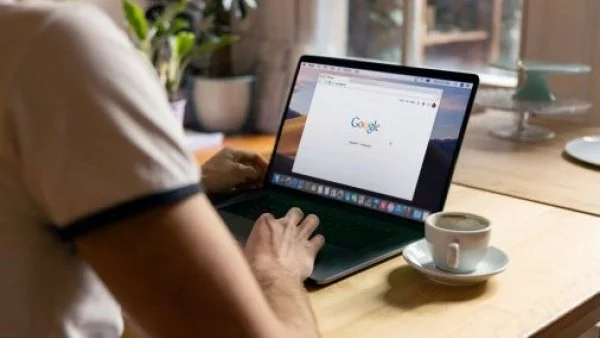 Google. Persona usando Google.