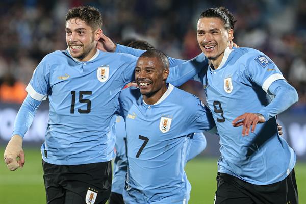 Federico Valverde, Nicolás de la Cruz y Darwin Núñez celebrando victoria ante Chile