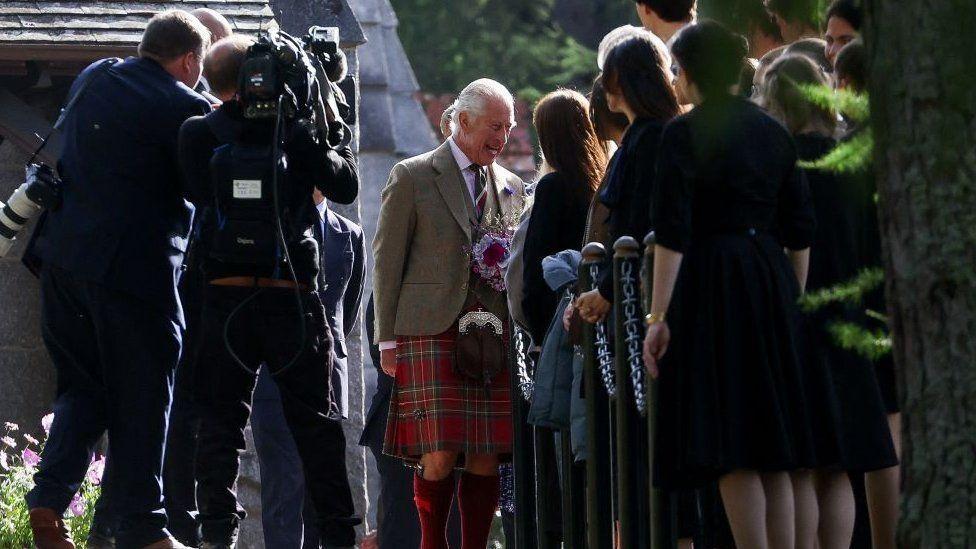 Rey Carlos III habla con la gente tras el servicio religioso por el aniversario del fallecimiento de Isabel II