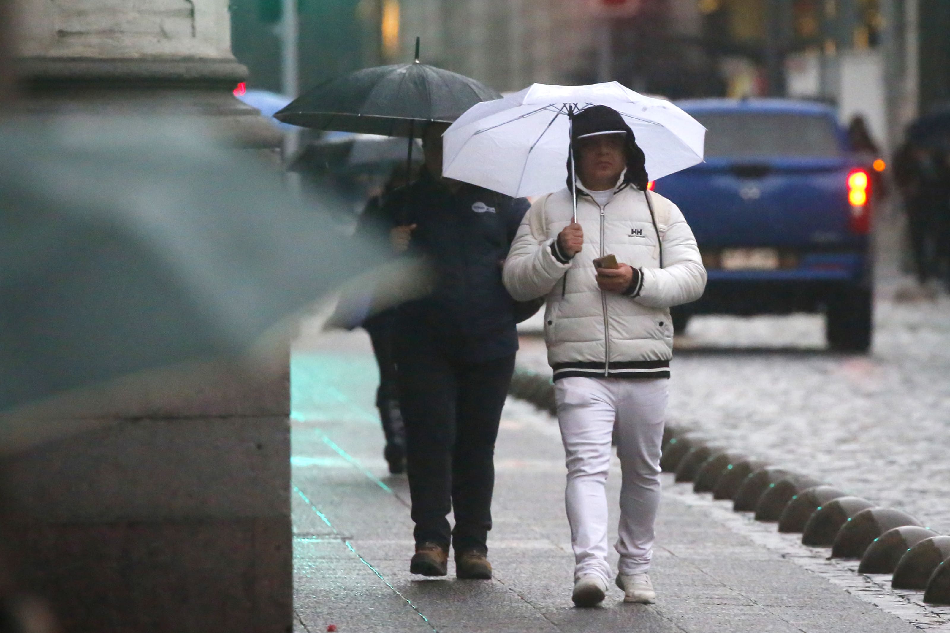 Lluvia en Santiago. Persona con paraguas.