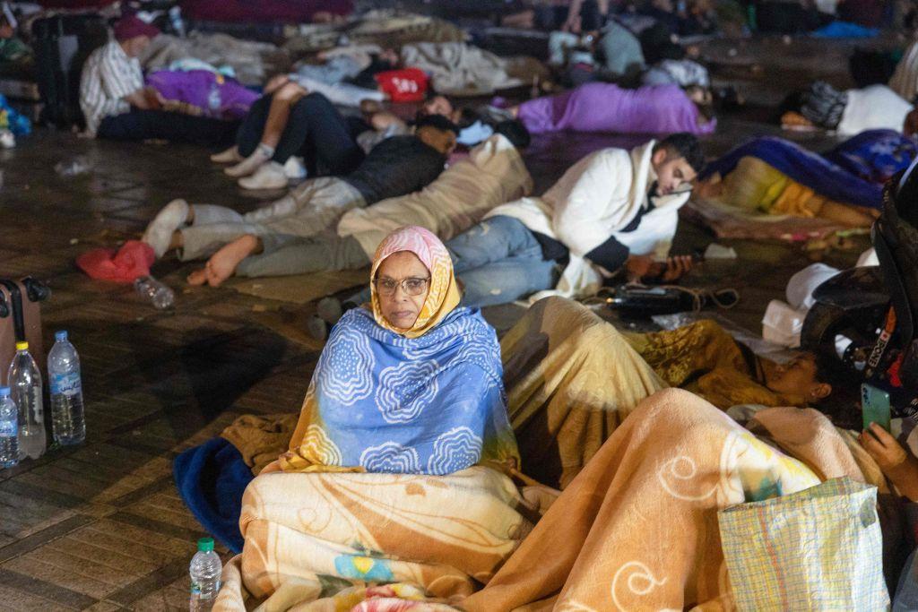 Una mujer en mitad de una calle de Marrakech.