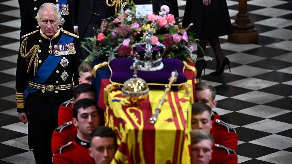 El rey Carlos durante el funeral de su madre, Isabel II