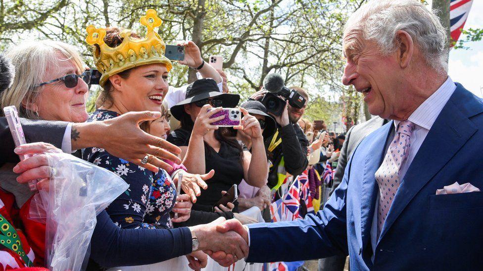 El rey Carlos saludando a simpatizantes durante un paseo