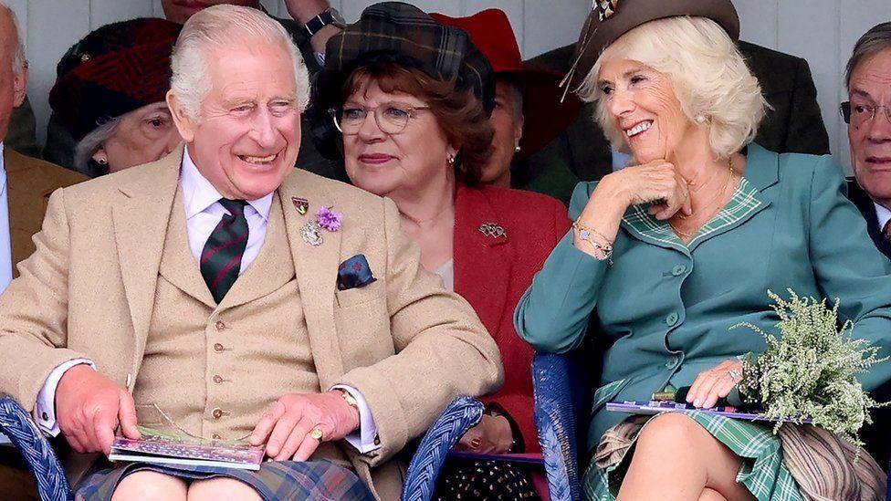 Carlos y su esposa Camilla, vestidos con atuendos escoceses.