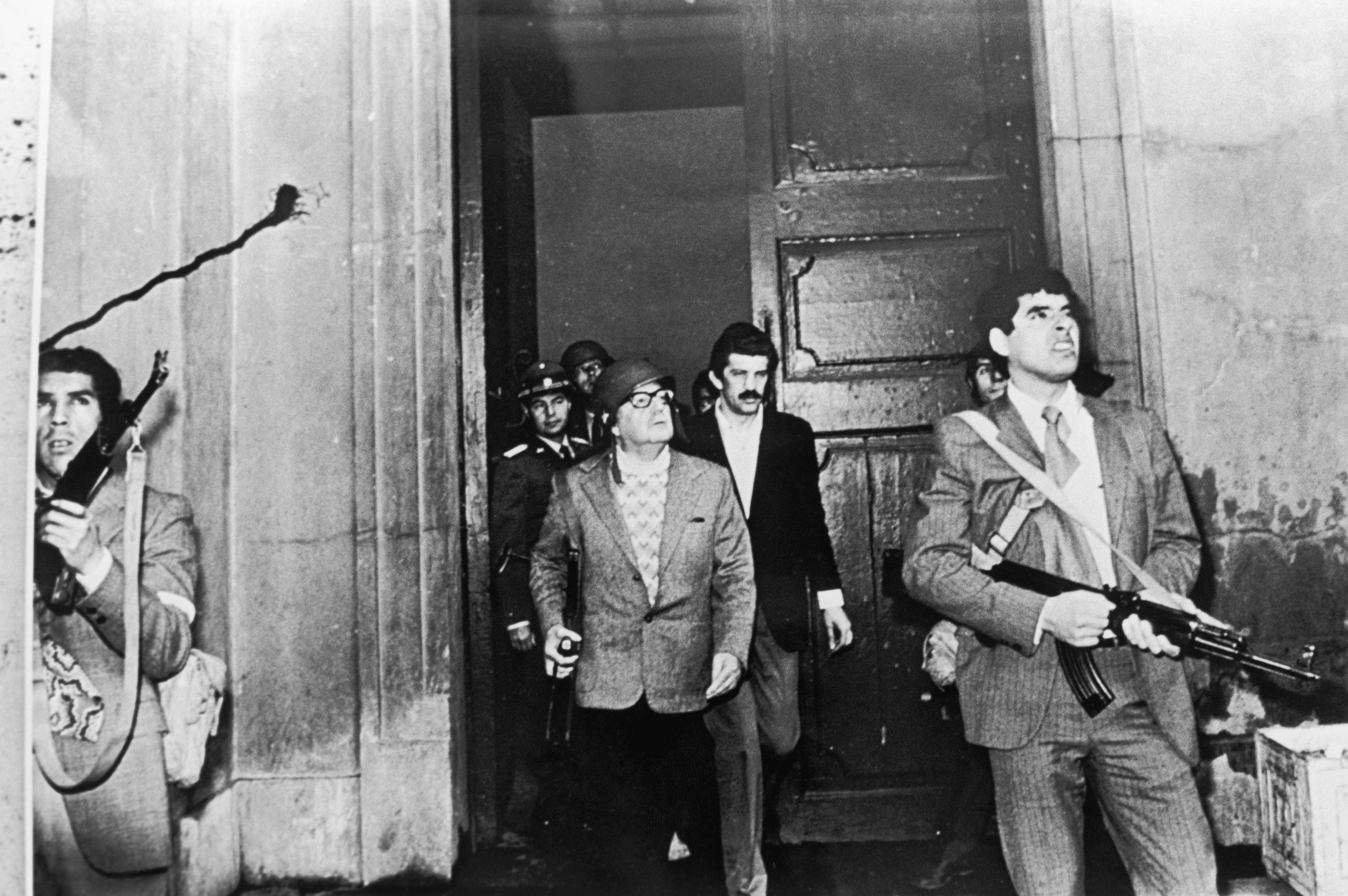 Allende rodeado de custodias en el palacio de La Moneda durante el golpe que lo derrocó el 11 de septiembre de 1973.