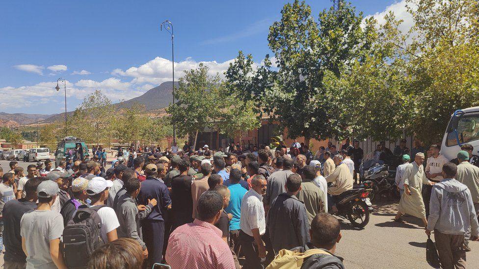 Multitudes enojadas que esperaban ayuda rodearon a un periodista local en Asni. 
