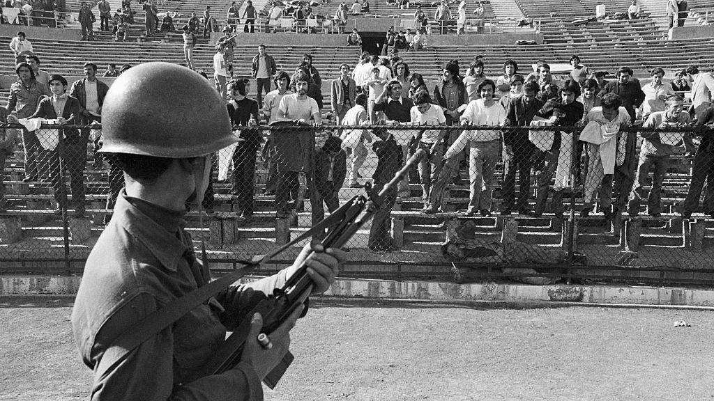 Un oficial hace guardia en el Estadio Nacional que tras el golpe se convirtió en un centro de detención.