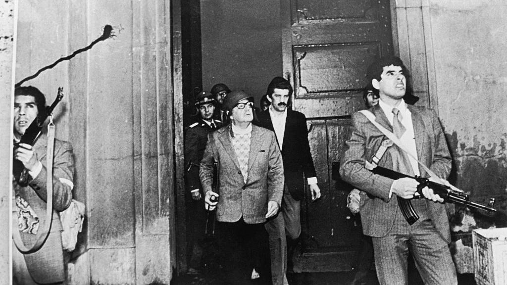 Salvador Allende en medio del ataque a La Moneda el 11 de septiembre de 1973.