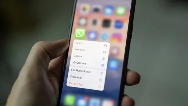 Teléfono con WhatsApp.