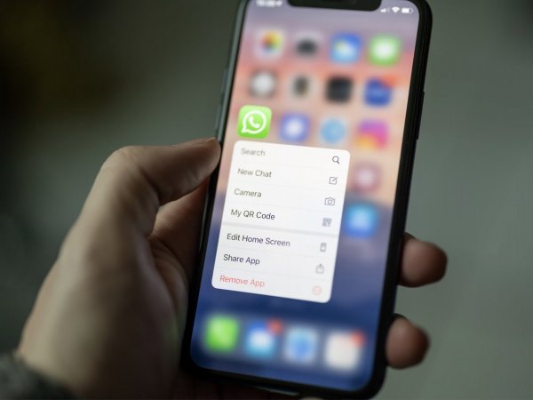 Teléfono con WhatsApp.