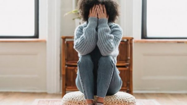 Depresión. Persona con las manos en la cara.