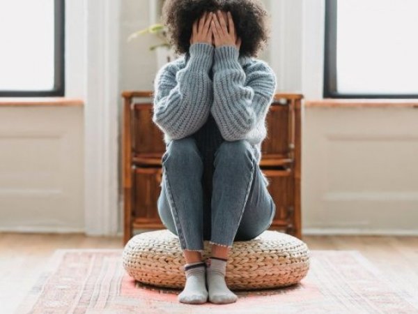 Depresión. Persona con las manos en la cara.