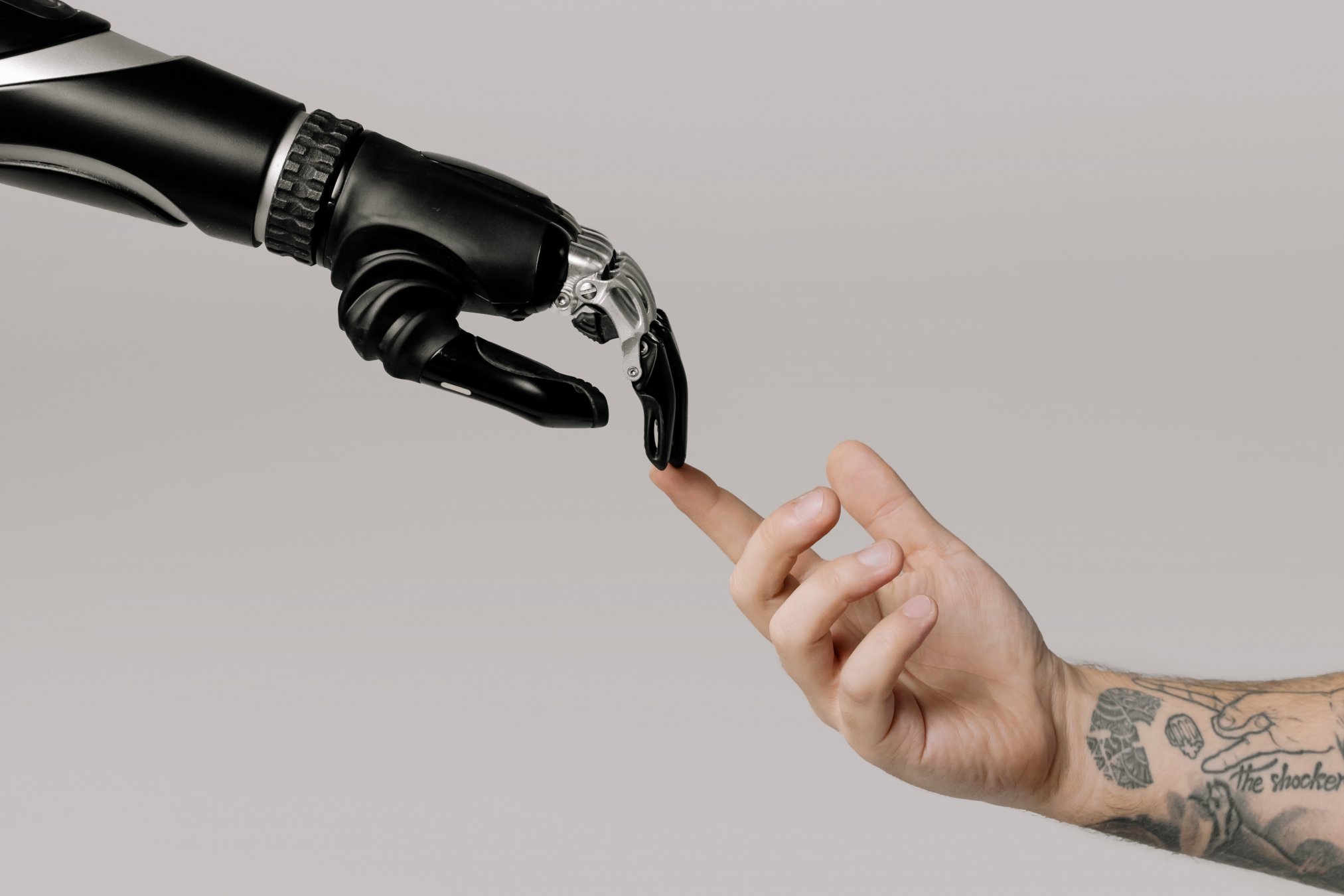 Inteligencia artificial. Mano humana y mano robot. 