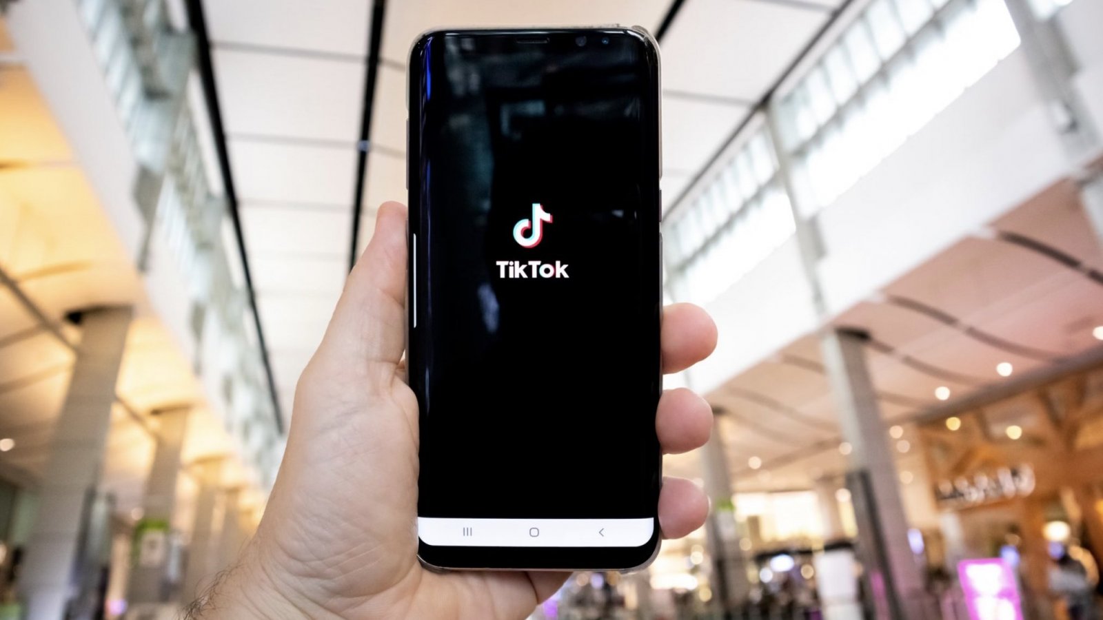 Teléfono con TikTok abierto. TikTok Shop