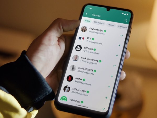 Teléfono con canales de WhatsApp