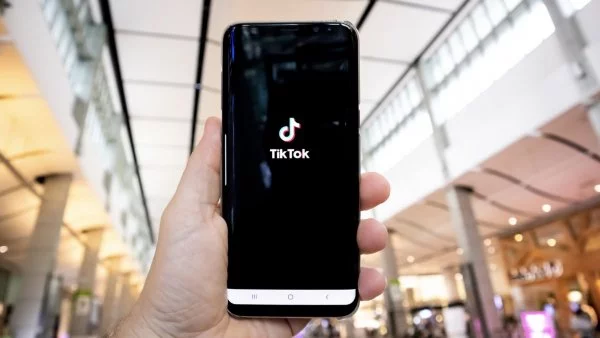 Teléfono con TikTok abierto. TikTok Shop