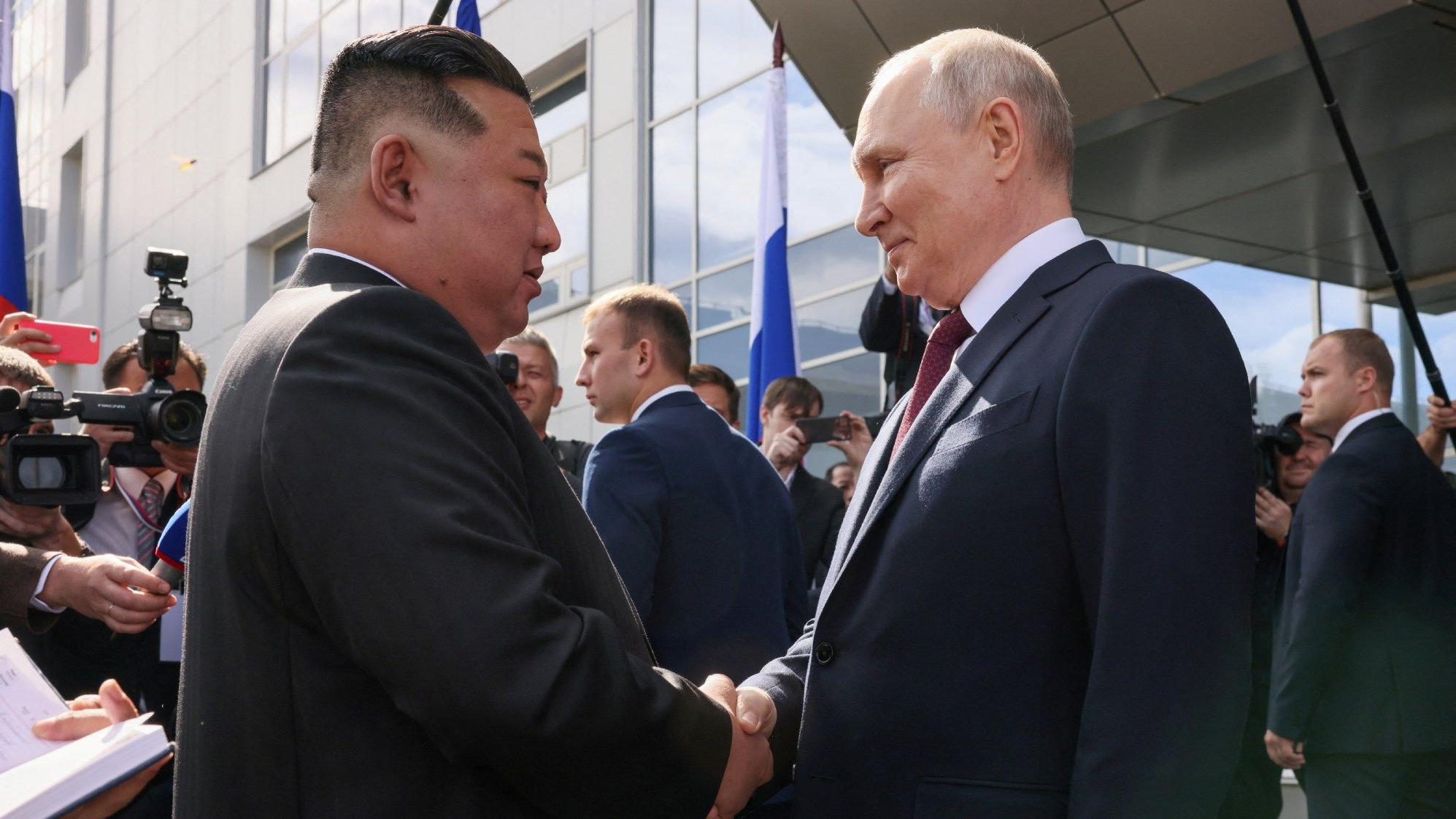 Kim Jong Un y Vladimir Putin se dan la mano