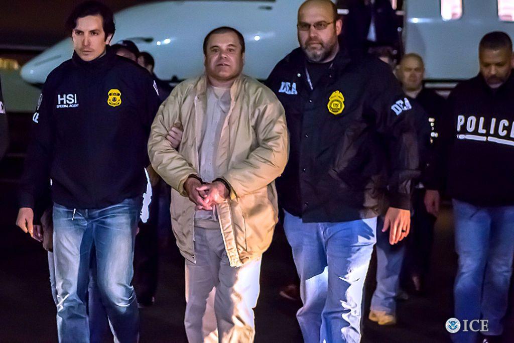 Guzmán Loera llegó a Nueva York bajo una fuerte escolta de agentes especiales de Investigaciones de Seguridad Nacional del Servicio de Inmigración y Control de Aduanas (ICE), la Administración de Control de Drogas (DEA) y otras autoridades.