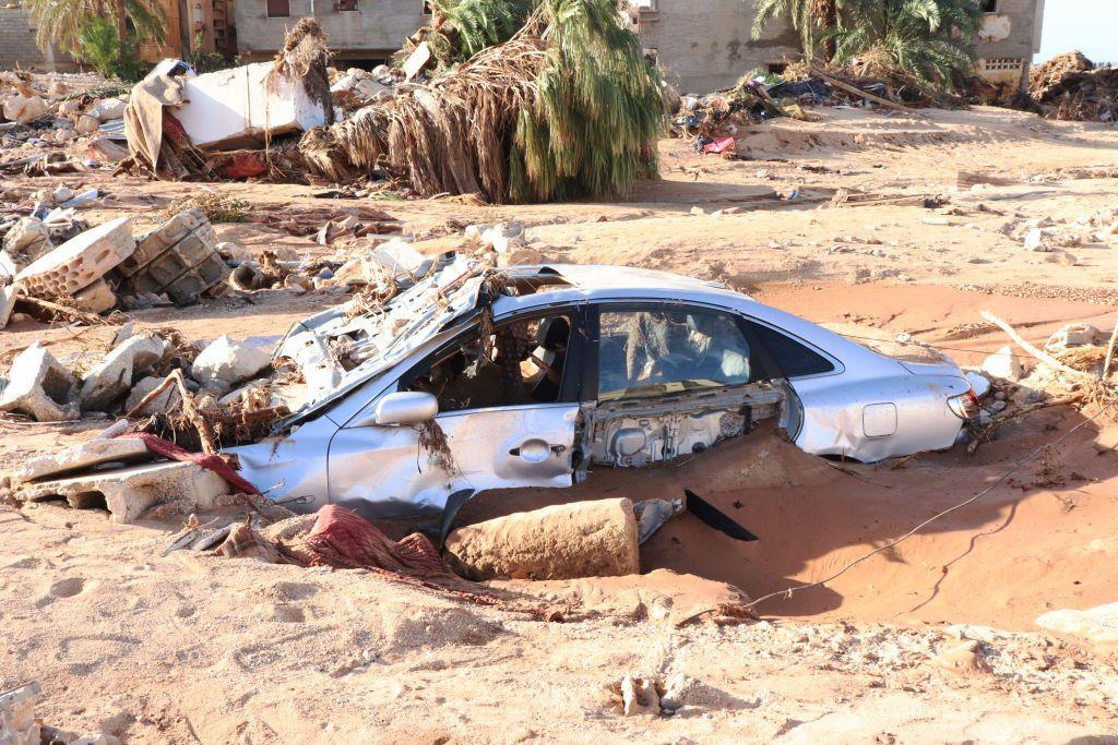 Un auto inundado en el lodo en Derna. 