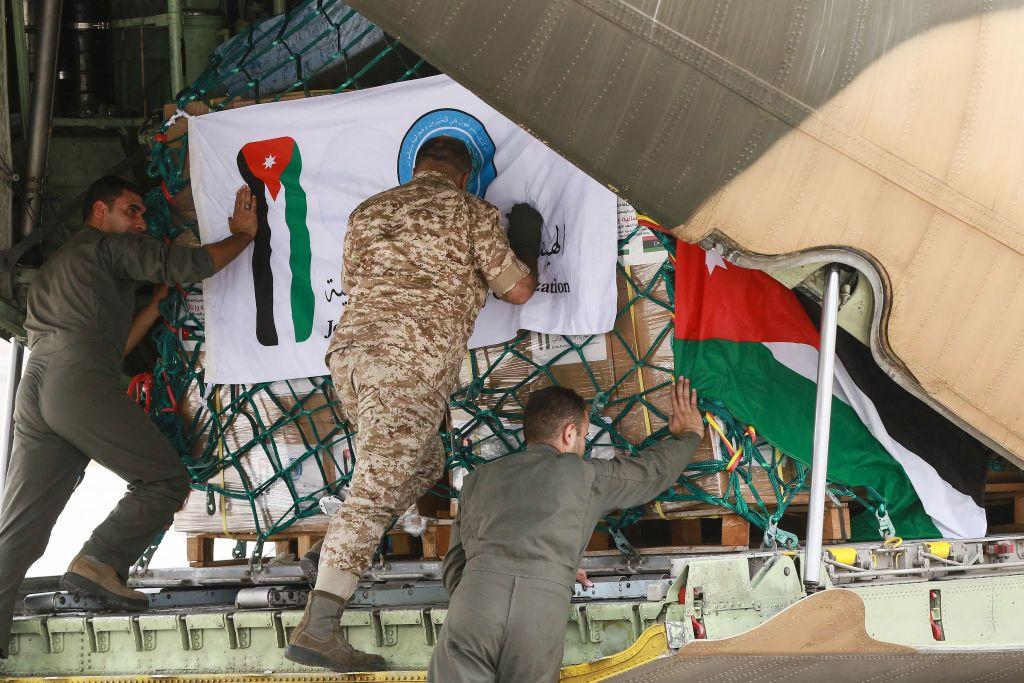 Trabajadores cargan un avión militar jordano con ayuda humanitaria con destino a Libia, en el aeropuerto militar de Marka.