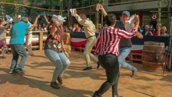 Fiestas Patrias. Baile típico.