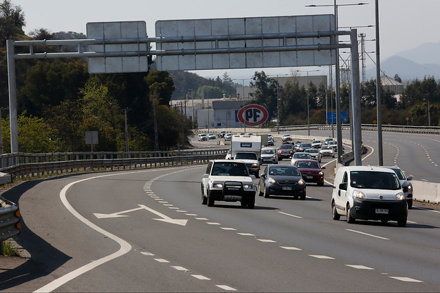 Vehículos saliendo de Santiago en fin de semana largo