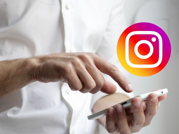 Hombre utilizando Instagram en su celular