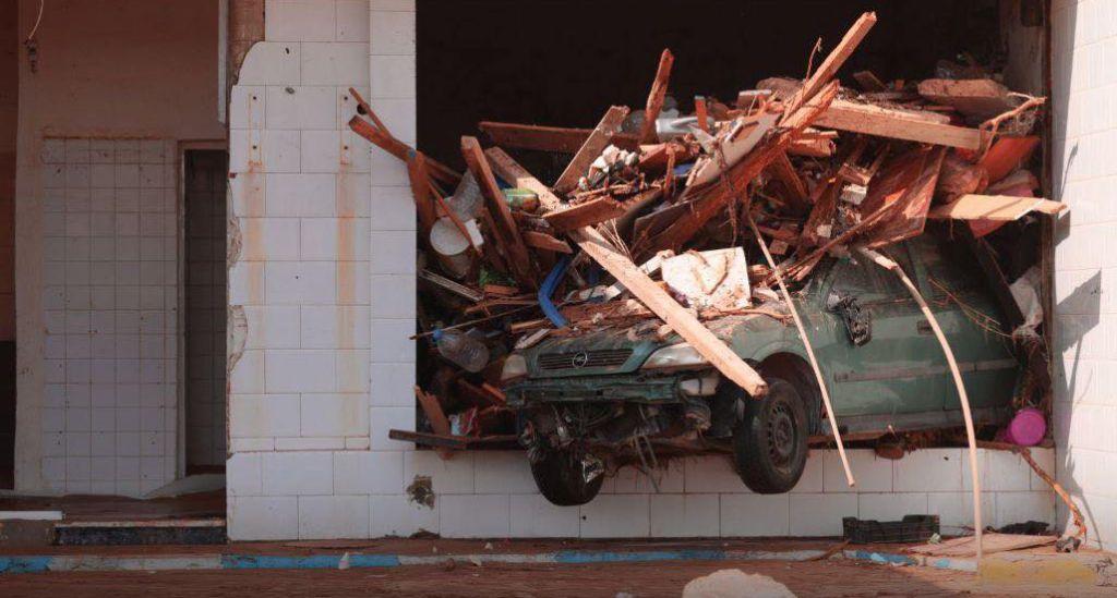 Auto bajo escombros en Libia.