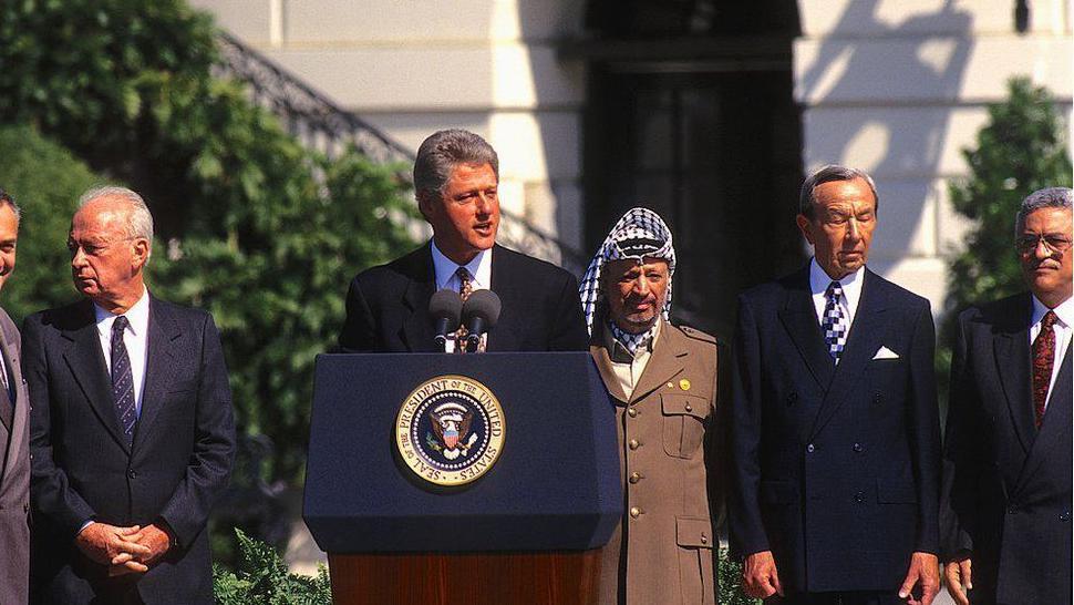 1993: Ministro israelí, Yitzhak Rabin, y el líder de la OLP, Yasser Arafat, flanquearon al presidente estadounidense Bill Clinton; Mahmoud Abbas (derecha) 