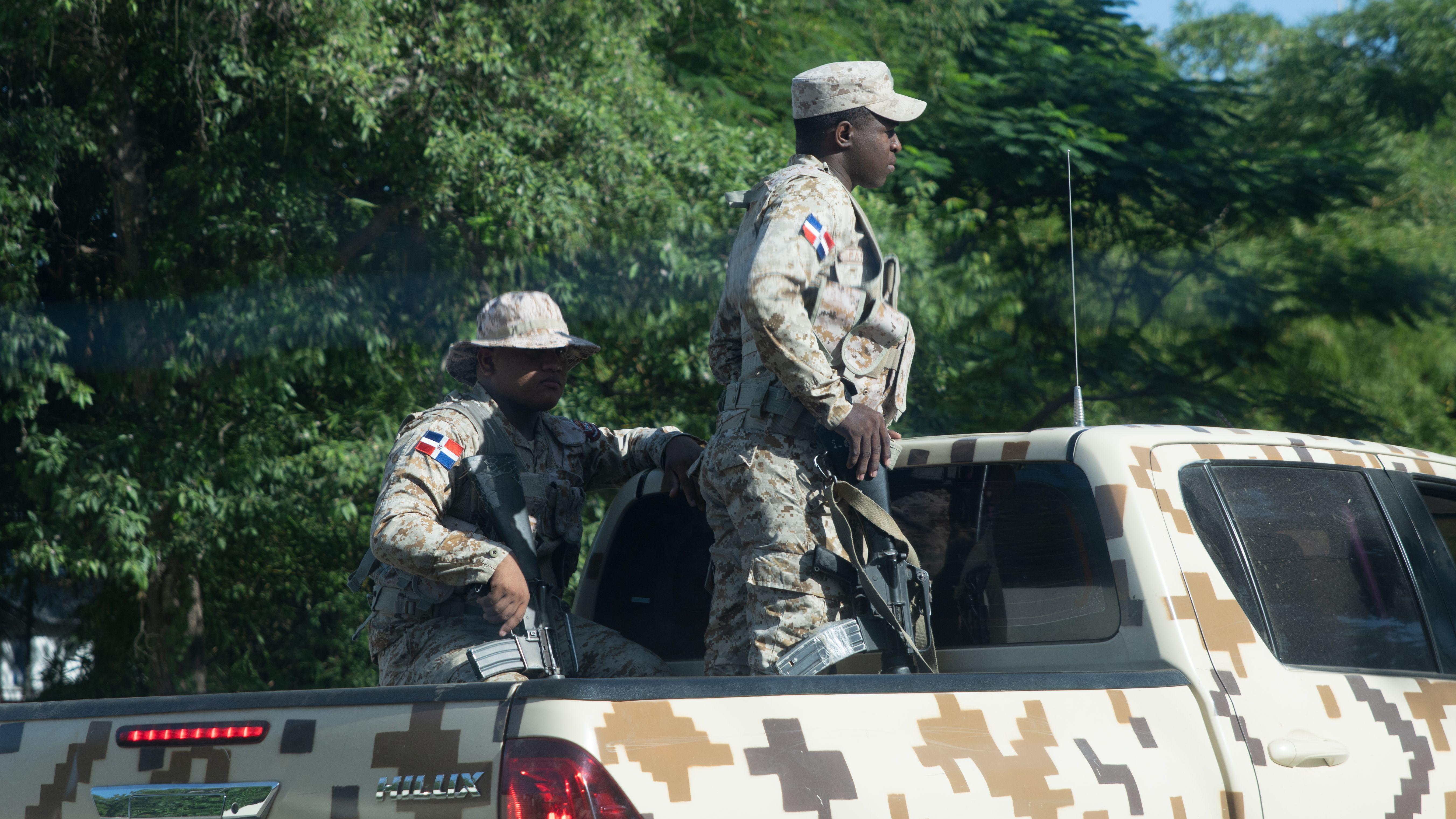 Soldados dominicanos movilizados hacia la frontera con Haití.