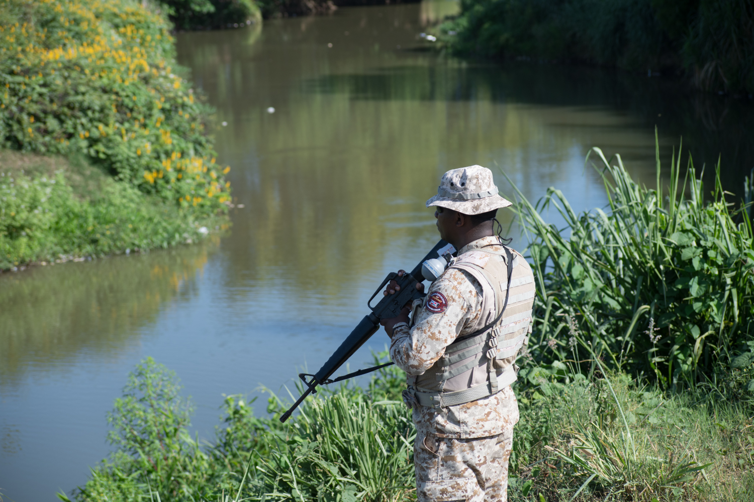Un soldado dominicano a orillas del río Masacre.